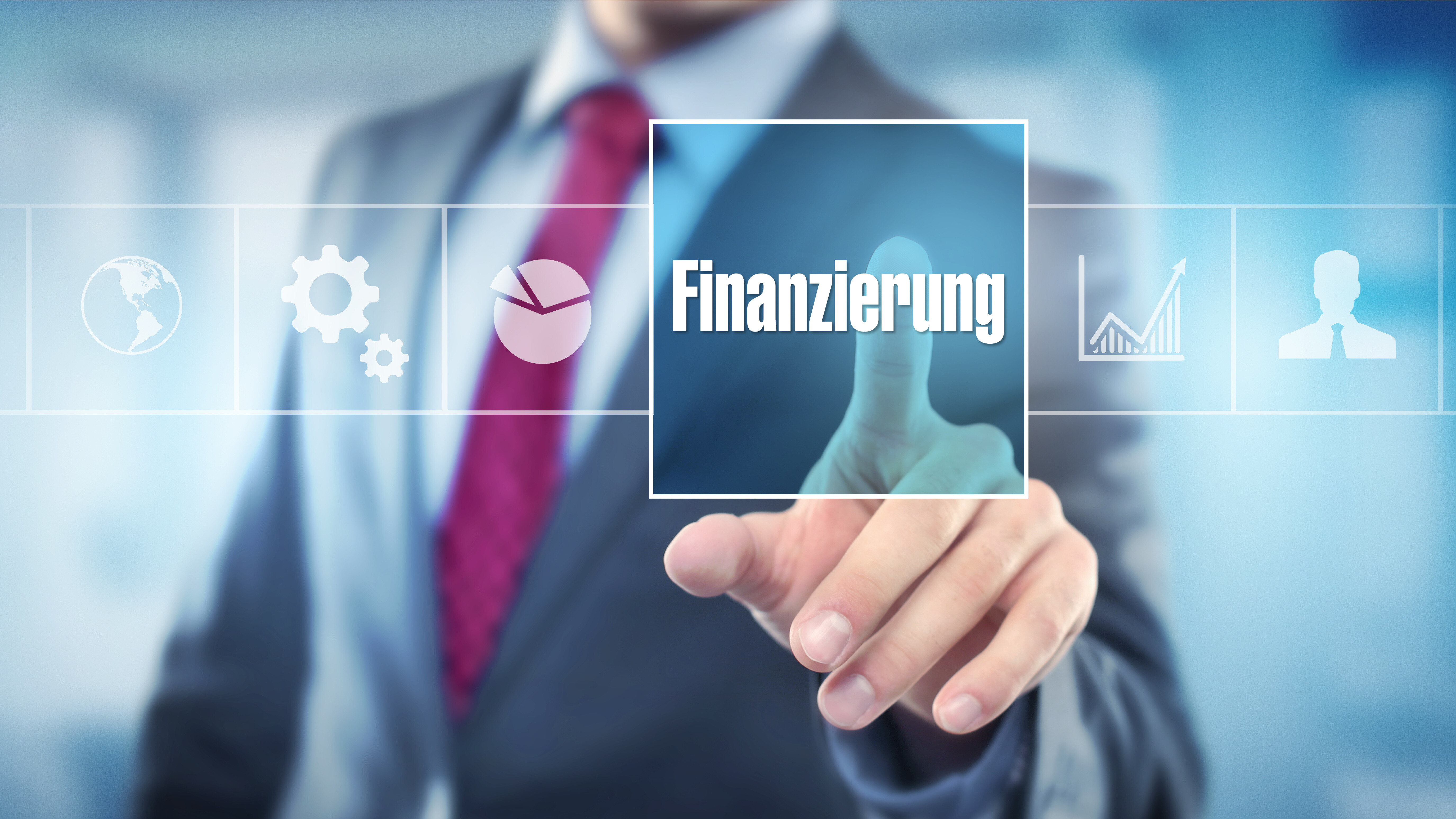 KI generiert: Das Bild zeigt eine Person in einem Anzug, die auf ein schwebendes digitales Feld mit dem Wort "Finanzierung" tippt, umgeben von Symbolen für Wirtschaftsthemen.