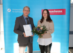 Hauptgeschäftsführer Jörg Frerichs (l.) gratulierte der frischgebackenen IT-Beraterin Jennifer Deutscher zu ihrer erfolgreich bestandenen Weiterbildung.