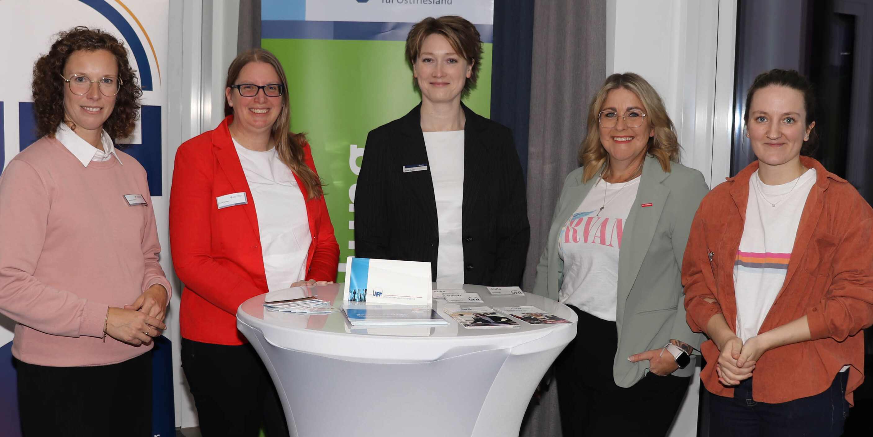 Gestalteten den Abend für die weibliche Seite des Handwerks (v.l.): HWK-Datenschutzbeauftragte Martina Fokken, HWK-Betriebsberaterin Svea Janssen, NBank-Beraterin Katrin Proctor, Vizepräsidentin Imke Hennig und Wirtschaftsingenieurin Marike Campen.