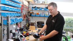 Sascha Spies steht an seiner Werkbank und repariert eine Nabenschaltung.