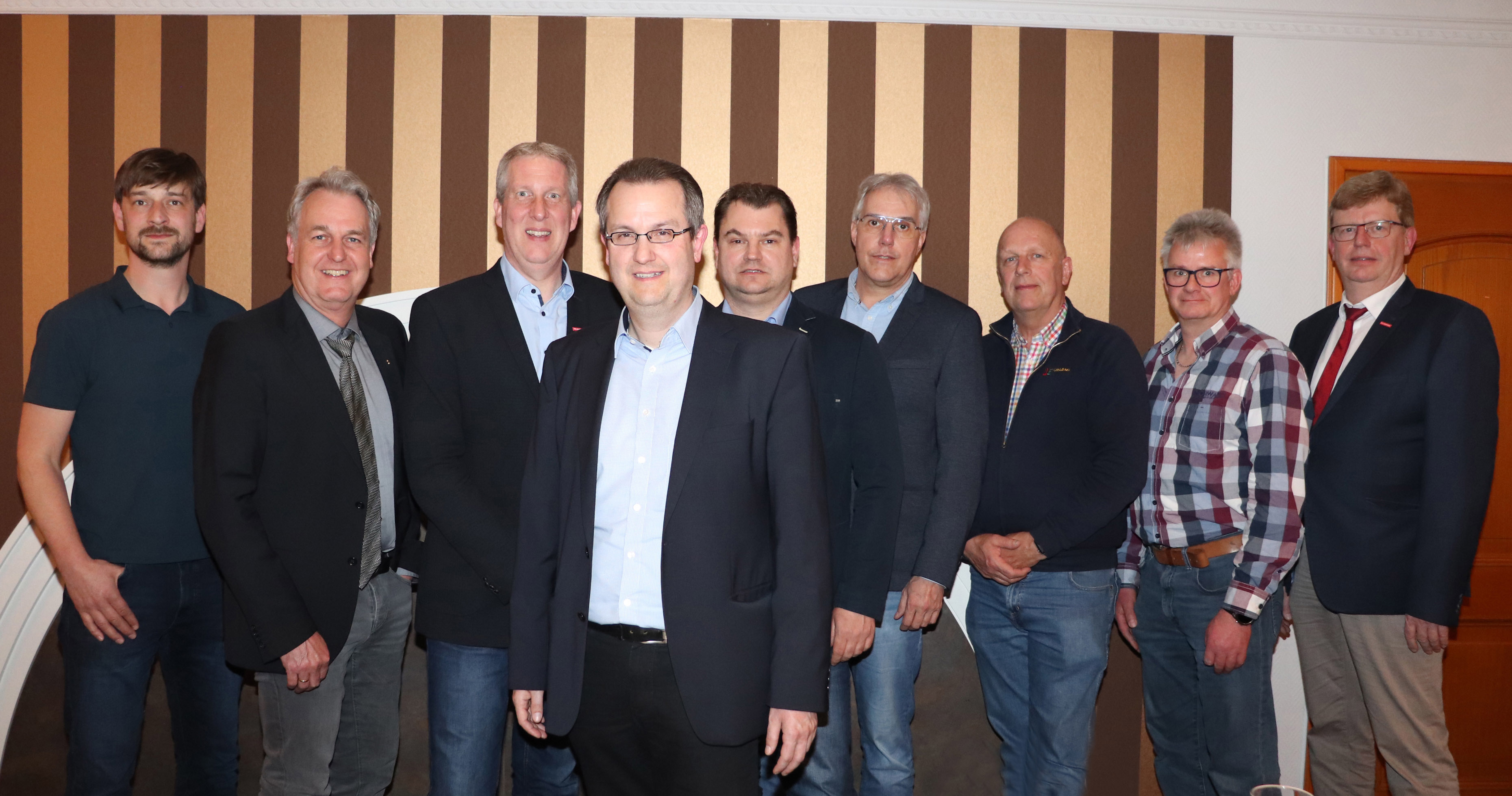 Der Präsident der Handwerkskammer, Albert Lienemann, (r.) sowie der Vorstand gratulierten dem neuen Geschäftsführer Thomas Dreesmann (Mitte vorne).