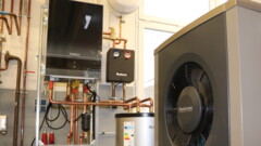 Eine graue Wärmepumpe ist zu sehen