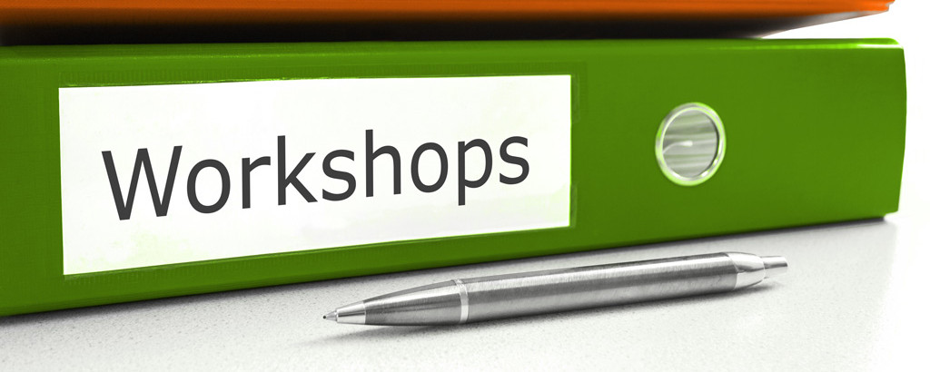 Zwei Ordner übereinander, der untere trägt an der Seite die Aufschrift ‚Workshops