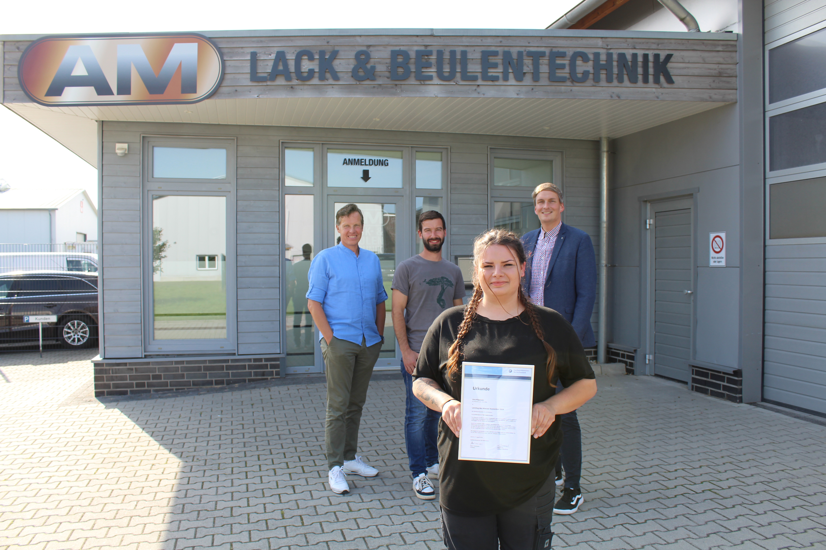 Lina Klaassen zusammen mit ihrer Urkunde für den Lehrling des Monats.