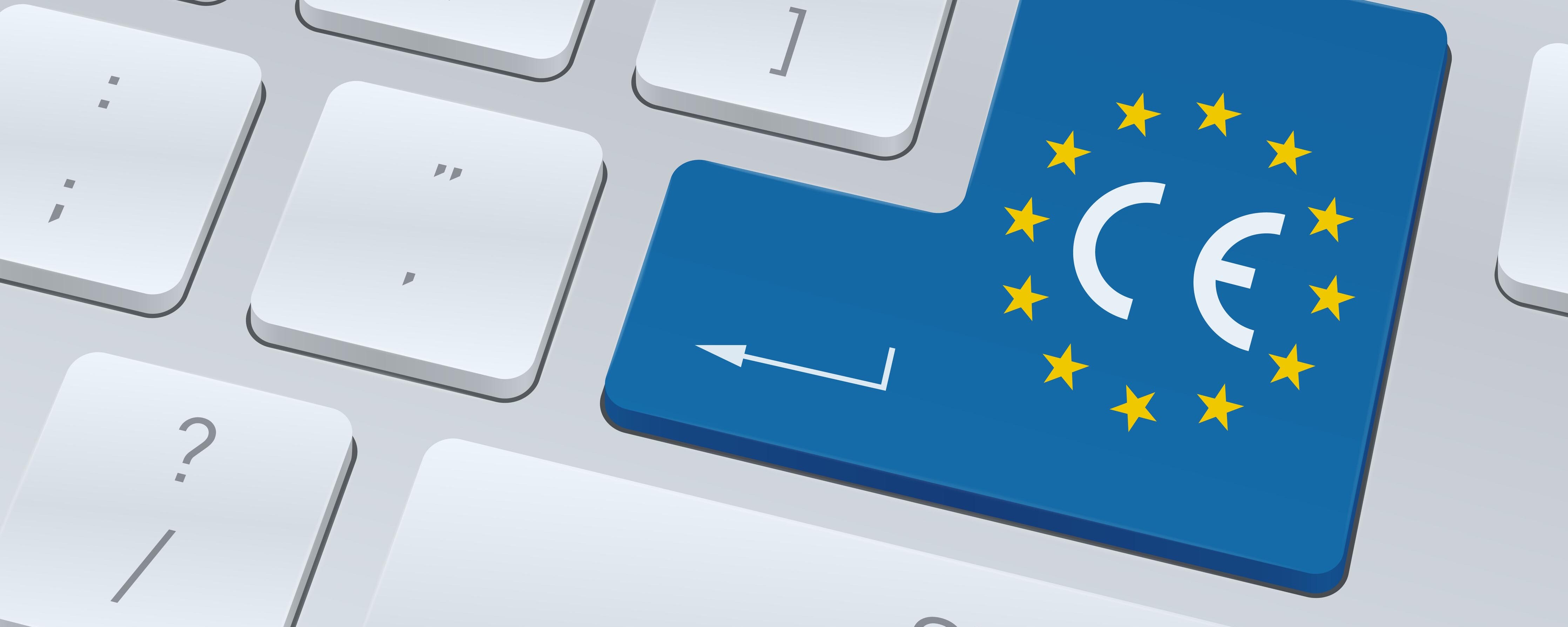 Tastatur mit einer blauen Enter-Taste, auf der das CE-Zeichen und EU-Sterne abgebildet sind – Symbol für europäische Normen und Konformität.