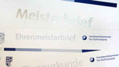 KI generiert: Das Bild zeigt offizielle Urkunden der Handwerkskammer für Ostfriesland, darunter einen Meisterbrief und einen Ehrenmeisterbrief.