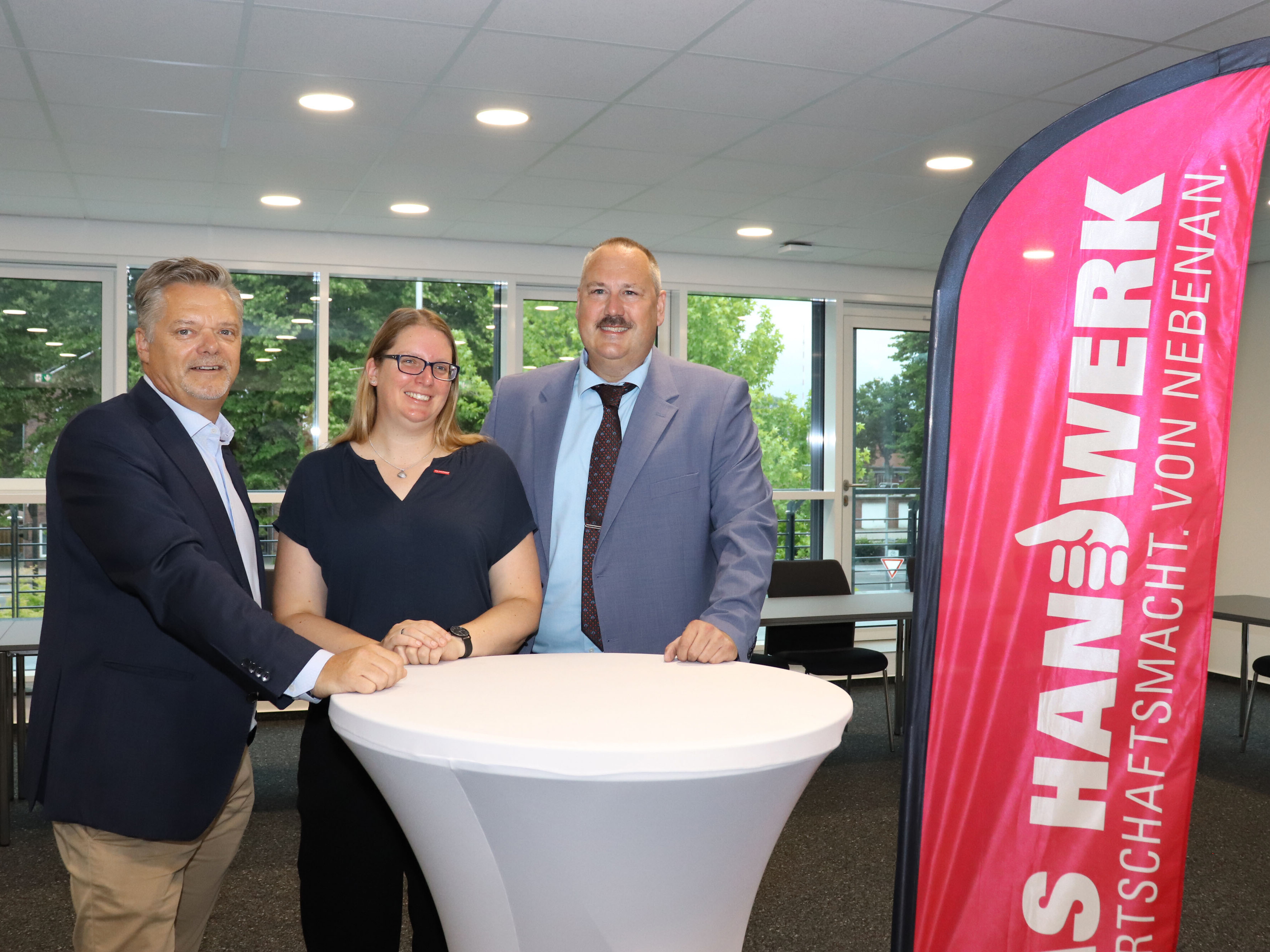 Svea Janssen (Mitte), Frank Happe vom Wirtschaftsförderkreis (l.) und Holger Eschen von der Kreishandwerkerschaft.