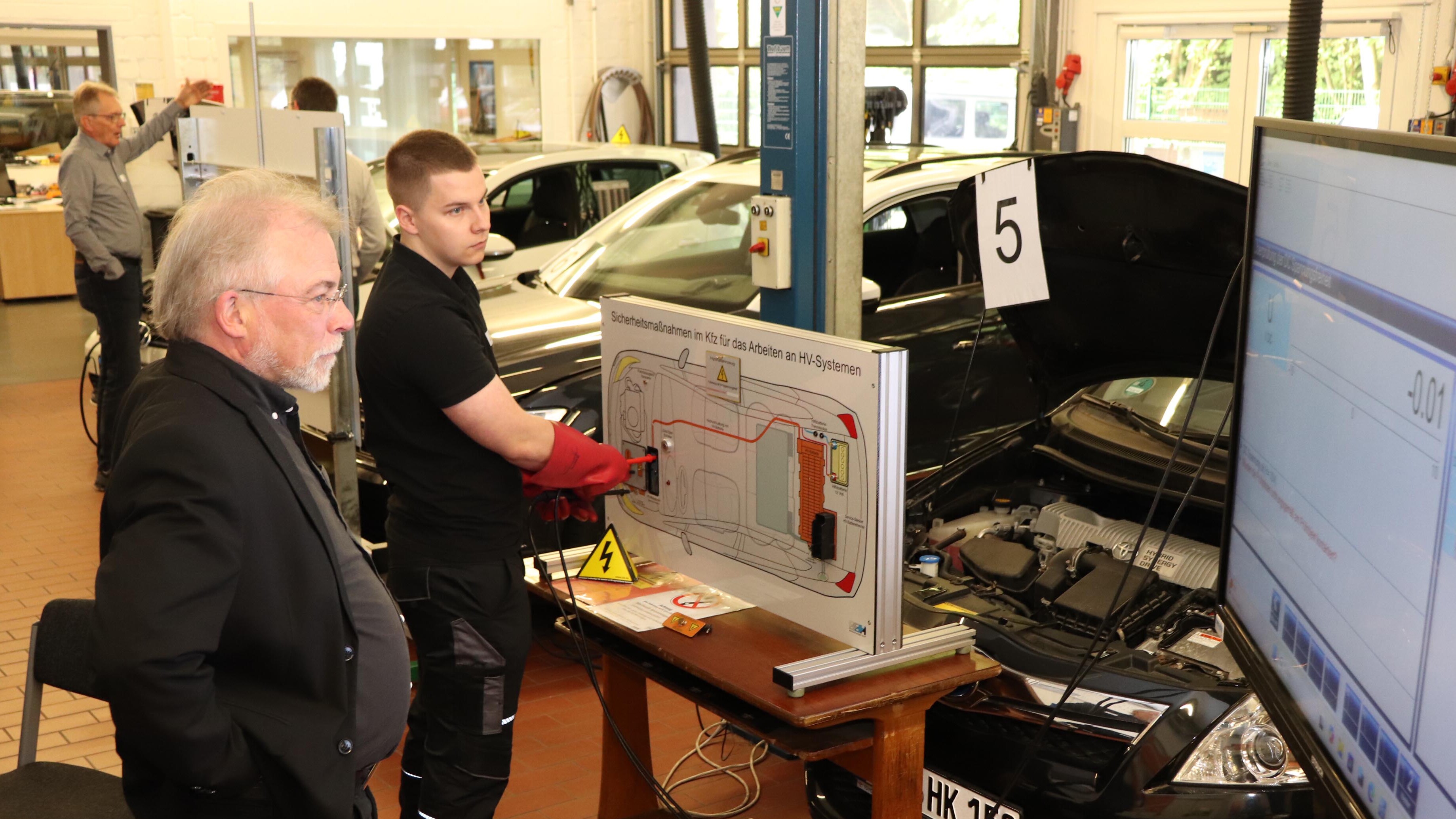Blick in die Kfz-Werkstatt während der Prüfung.