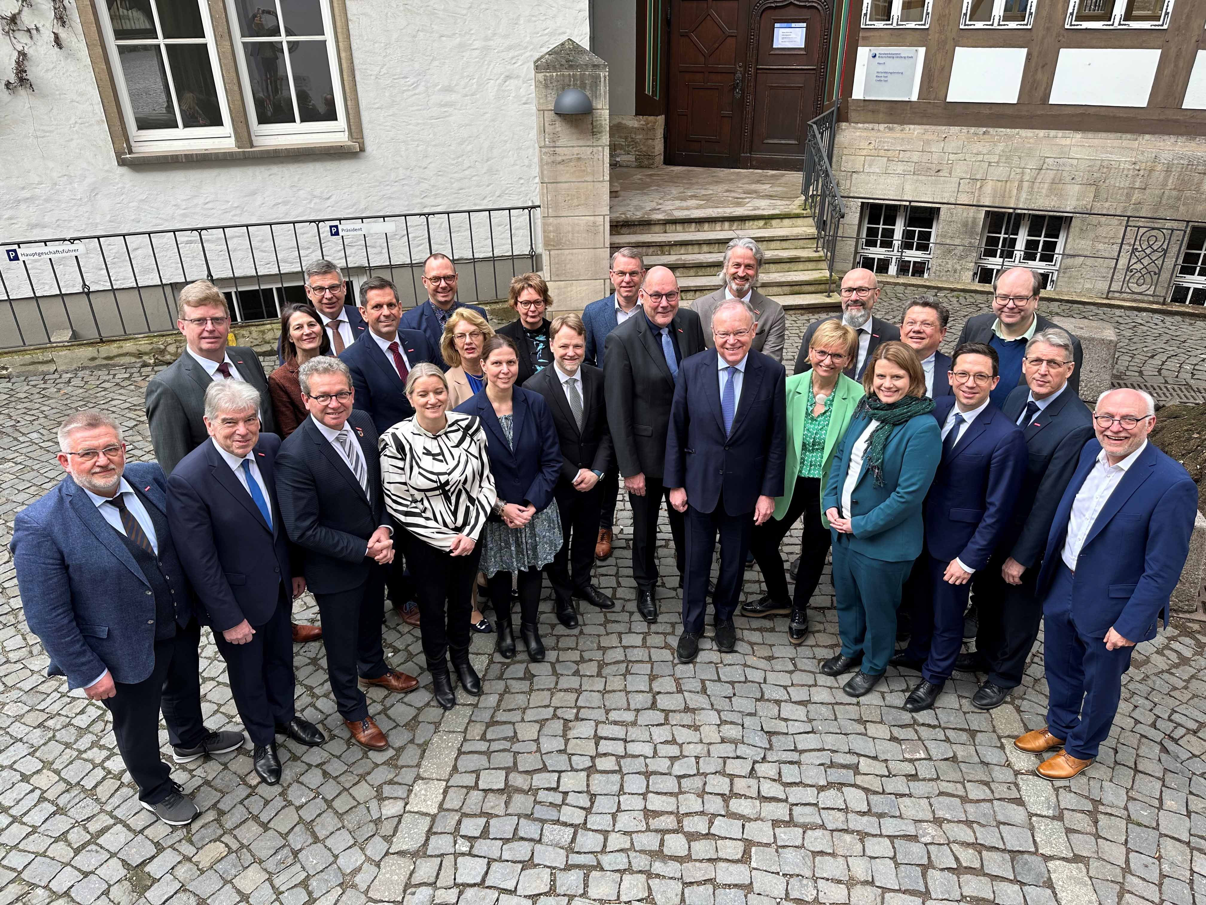  Albert Lienemann, Präsident der Handwerkskammer für Ostfriesland, Olaf Scholz, Wirtschaftsminister Robert Habeck und der Niedersächsische Ministerpräsidenten Stephan.