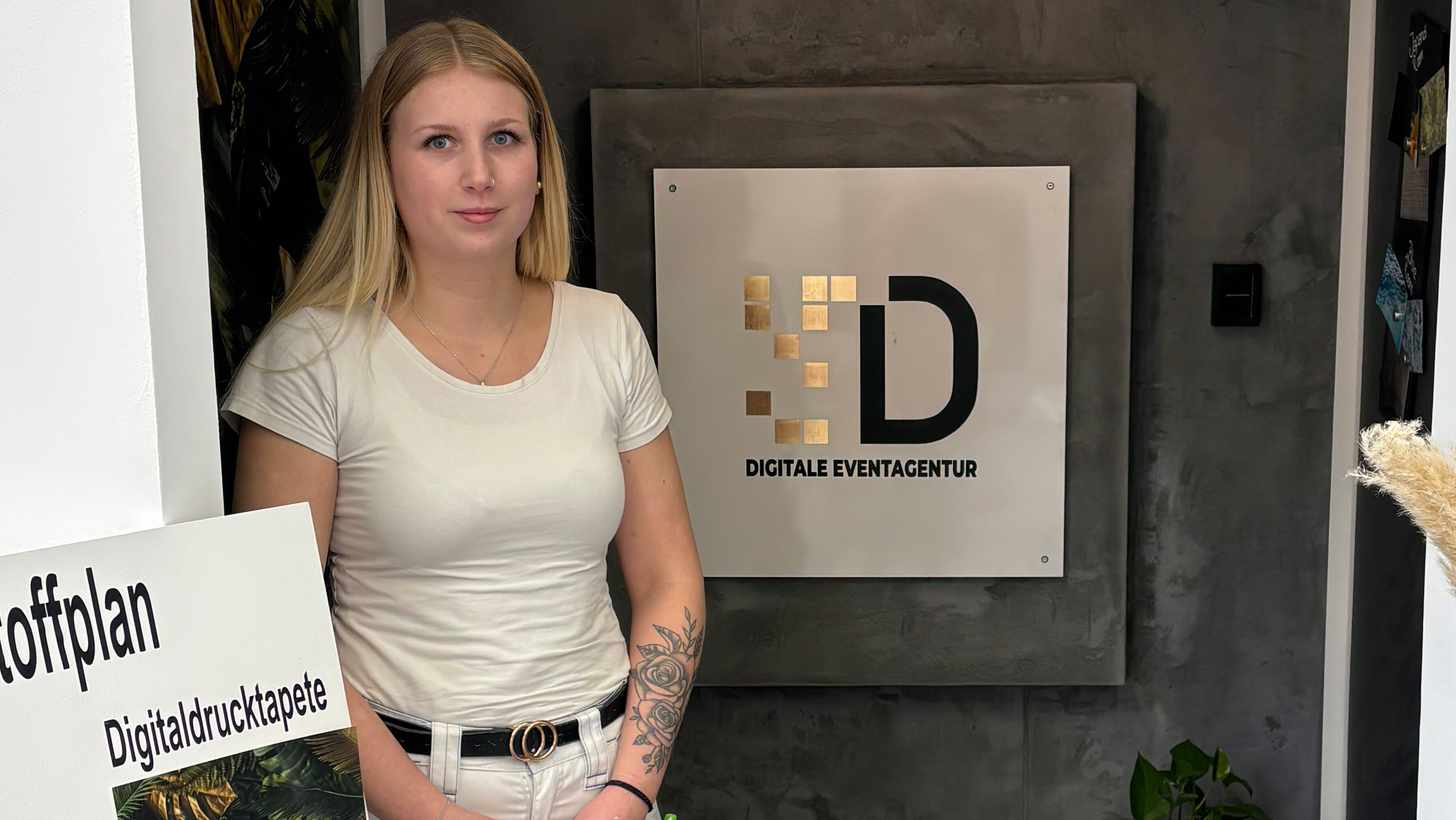 Janna Bohlmann (Westoverledingen) steht in ihrem Meisterwerk. Sie musste eine digitale Drucktapete zum Dschungel-Thema entwerfen.