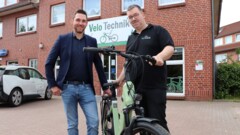 Meister Sascha Spies vor seinem Zweiradshop Velo Technik in Großefehn mit Betriebsberater Julian Berghem