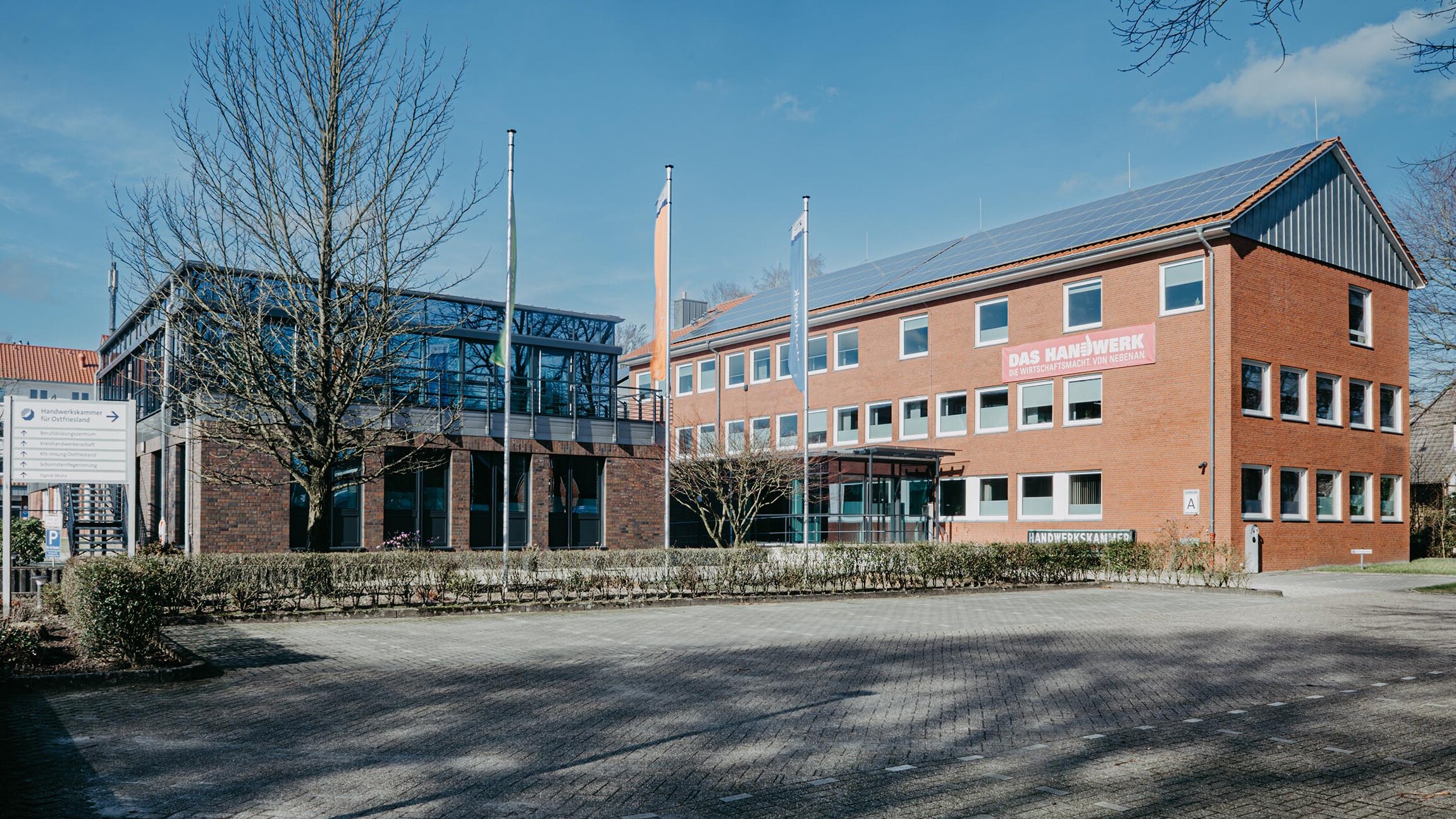 Das Verwaltungsgebäude der Handwerkskammer mit dem Eingang und dem Neubau.