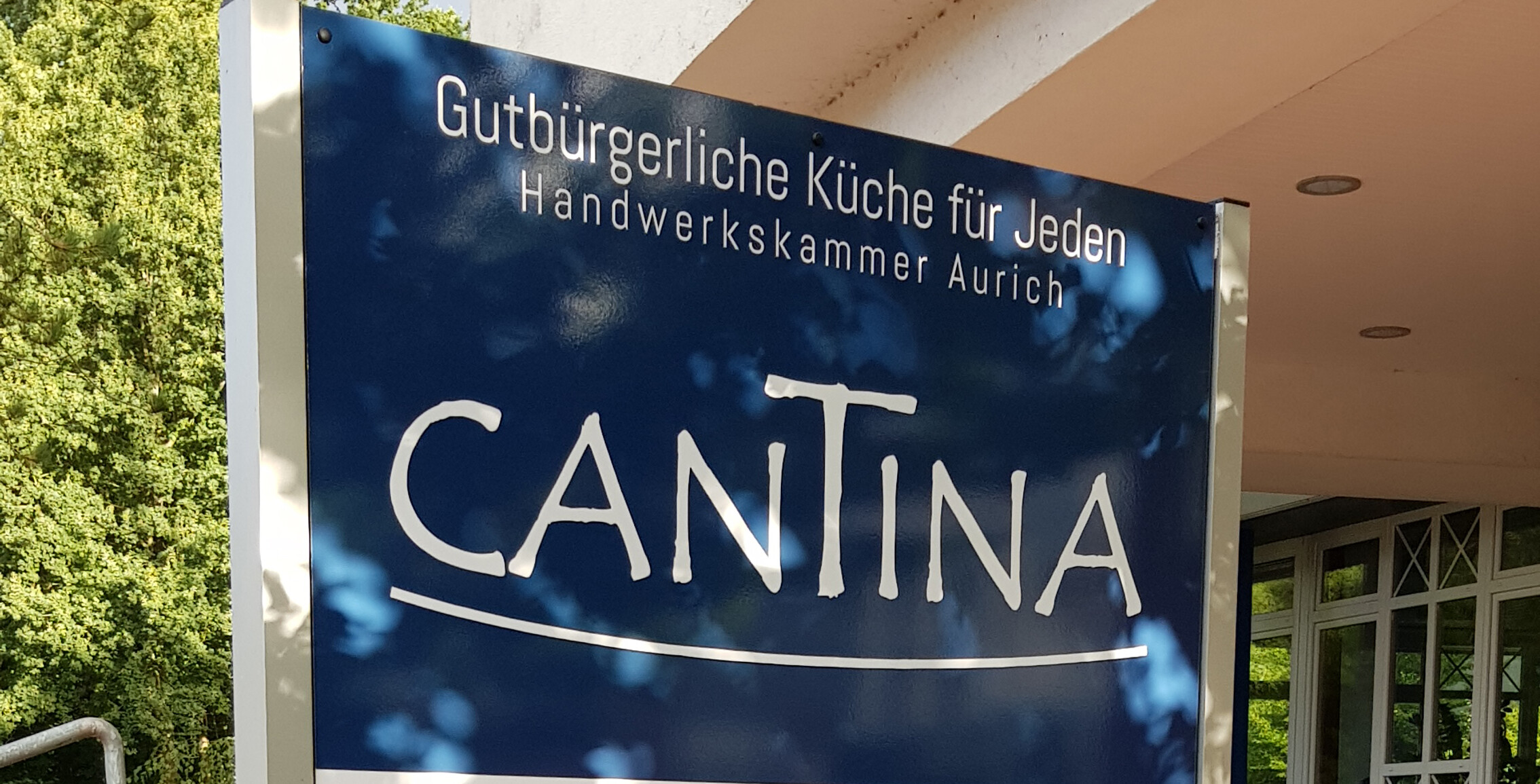 Das Werbeschild der Cantina.