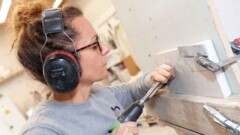 Oliver Glowalla (l.) führt Betriebsberater Daniel Bigl (r.) das Unternehmenswiki vor. 