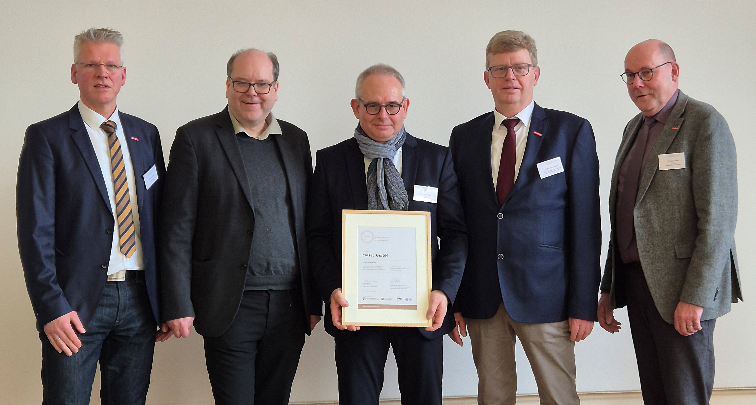 HWK-Betriebsberater Thomas Harms, Umwelt- und Energieminister Christian Meyer, cwTec-Geschäftsführer Christoph Wenk, HWK-Präsident Albert Lienemann und Eckhard Stein, Vorsitzender der Landesvertretung der Handwerkskammern Niedersachsen.