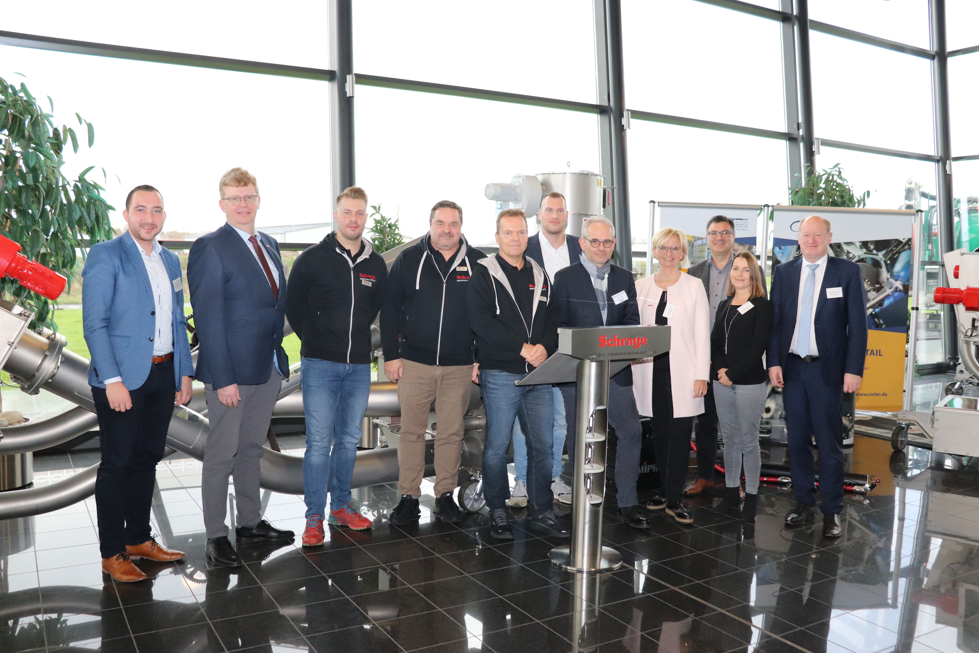 Die Gastgeber, Organisatoren und Gäste zusammen auf einem Foto.