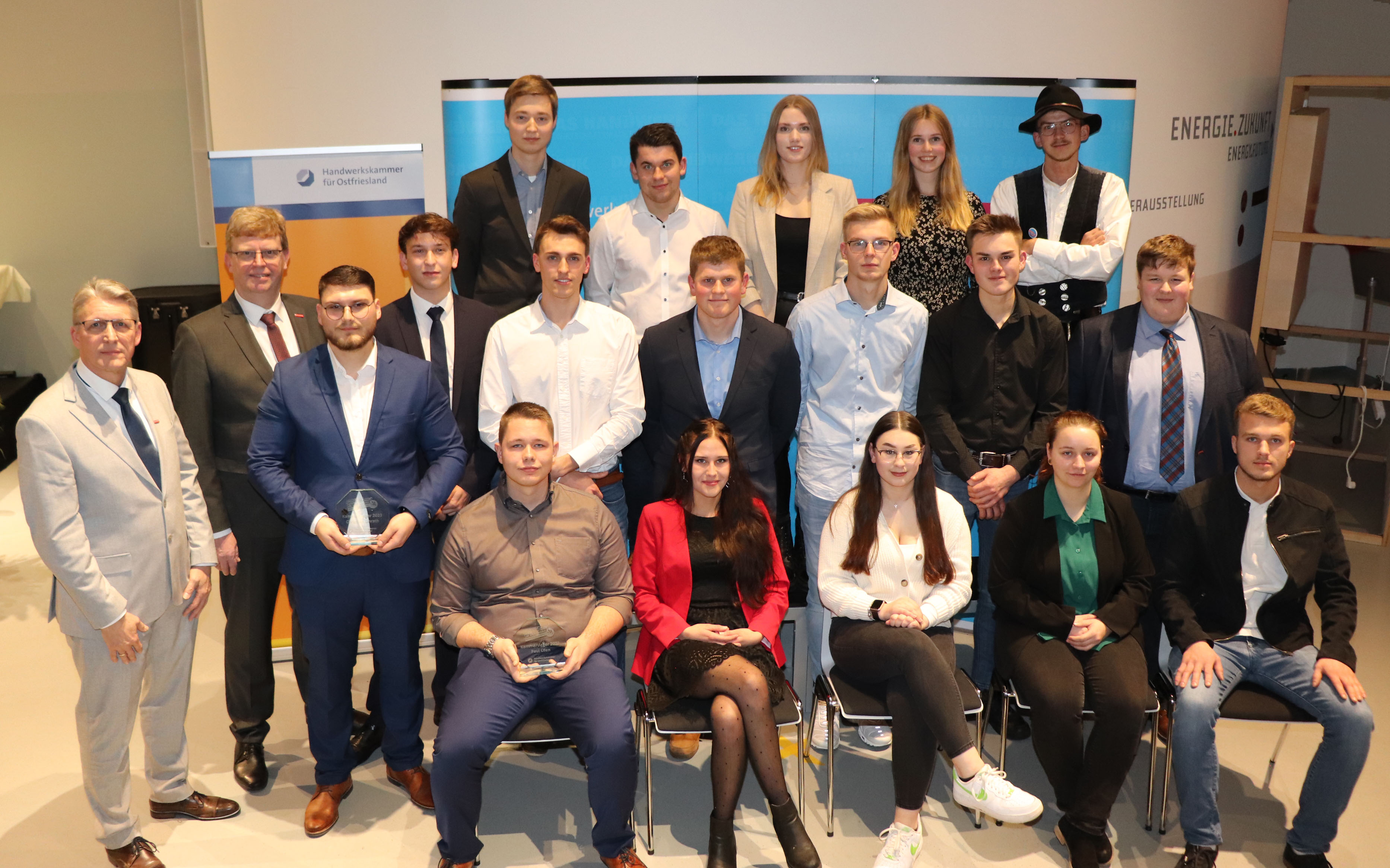 Die Kammersiegerinnen und Kammersieger mit Hauptgeschäftsführer Jörg Frerichs (v.l.) und Präsident Albert Lienemann.