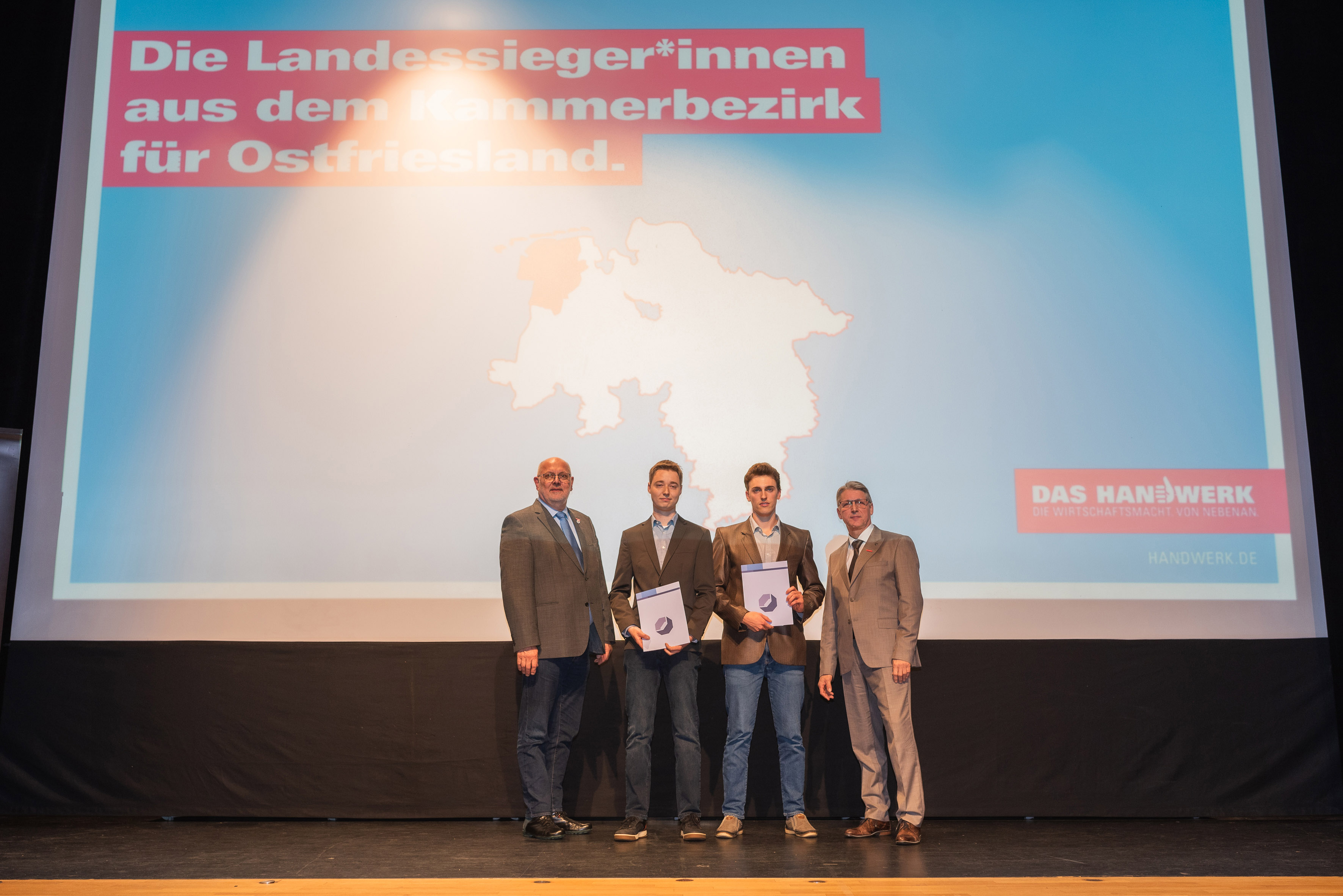 Die Landessieger Henning Janssen (2.v.l.) und Michael Kammleiter, Arbeitnehmervizepräsident Jörg Klein (l.) und Hauptgeschäftsführer Jörg Frerichs (r.).