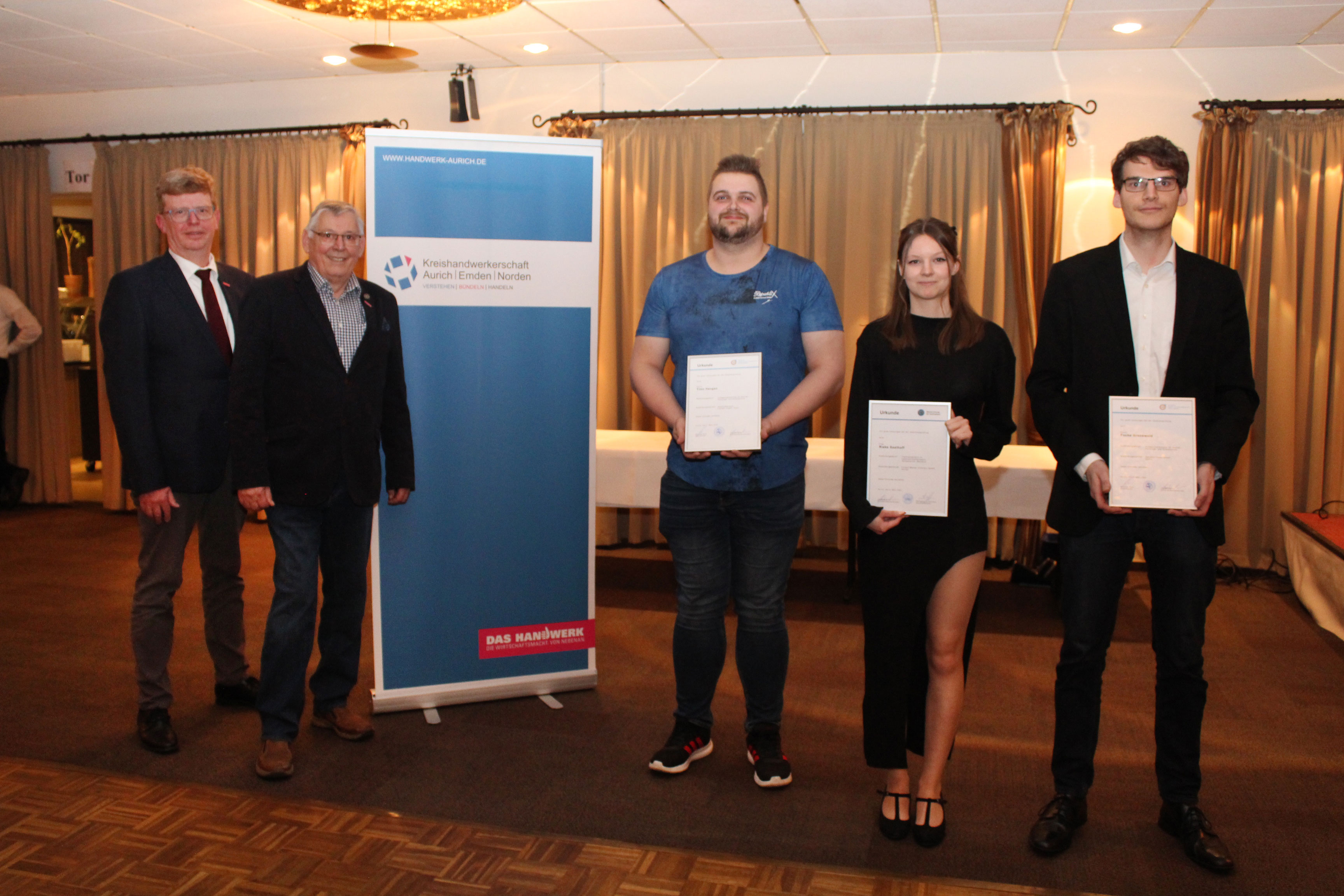 Focke Gronewold, Rieke Saathoff und Timo Hangen. Präsident Albert Lienemann (v.l.) und Kreishandwerksmeister Joachim Eilts gratulierten.