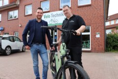 Meister Sascha Spies vor seinem Zweiradshop Velo Technik in Großefehn mit Betriebsberater Julian Berghem