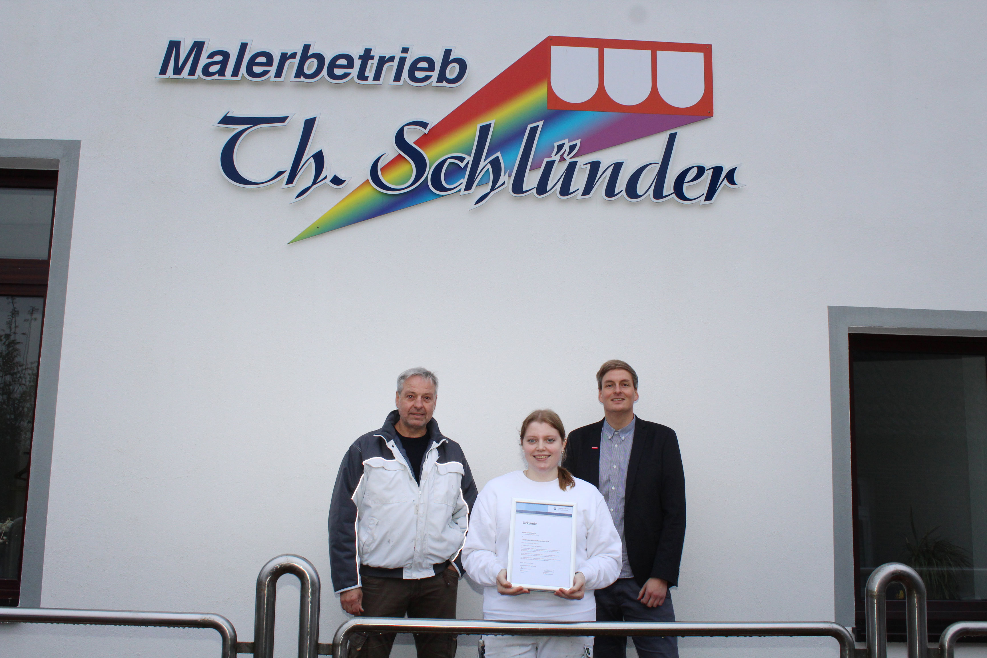 Malerin Anna-Lena Ludwig zusammen mit ihrer Urkunde für den Lehrling des Monats.
