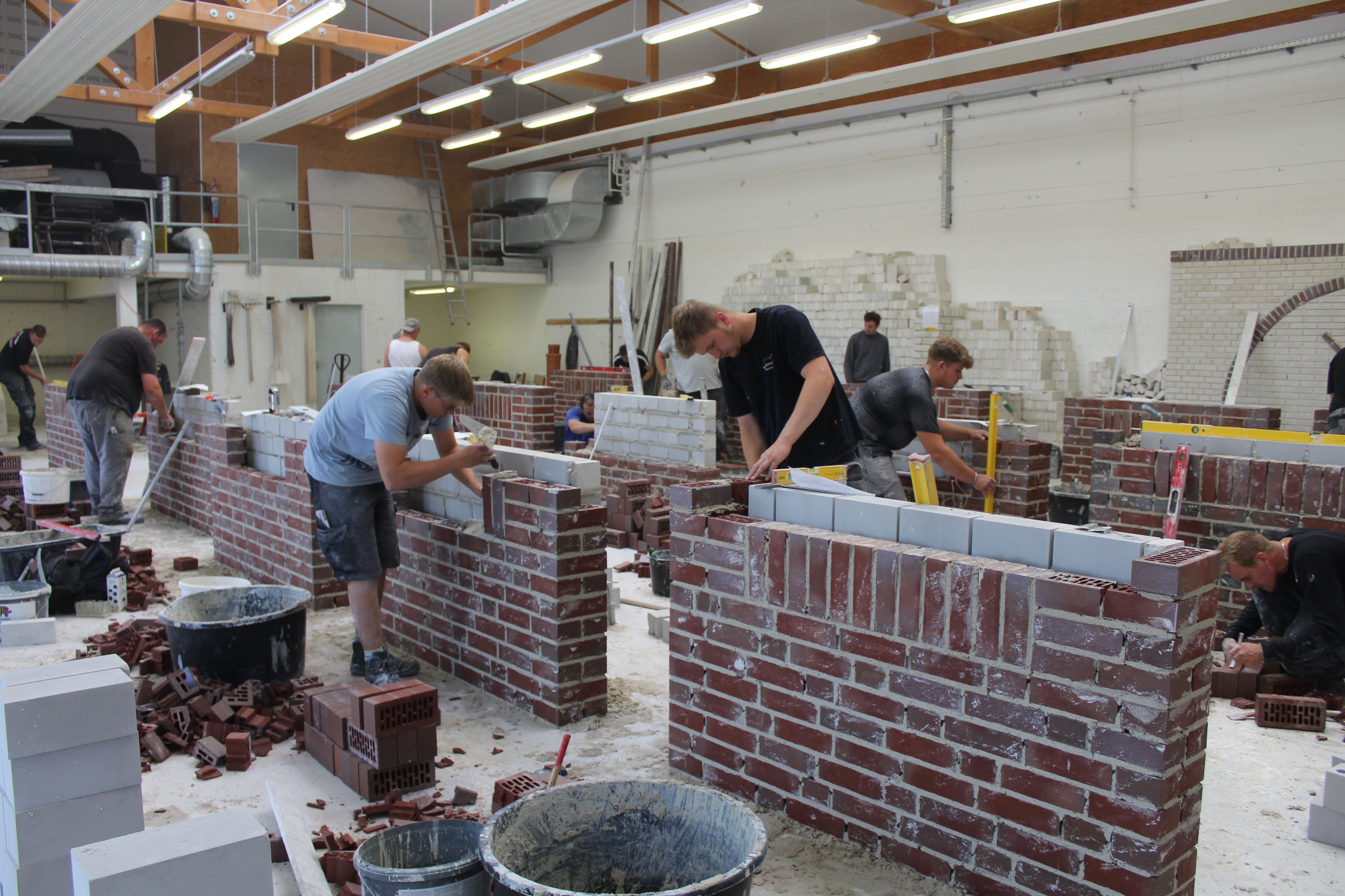 Die Maurergesellen des Jahrganges 2023, an der Arbeit.