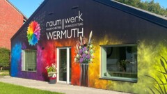Der Eingang zur neuen Ausstellung des Betriebes raumIIwerk in Westerholt. 