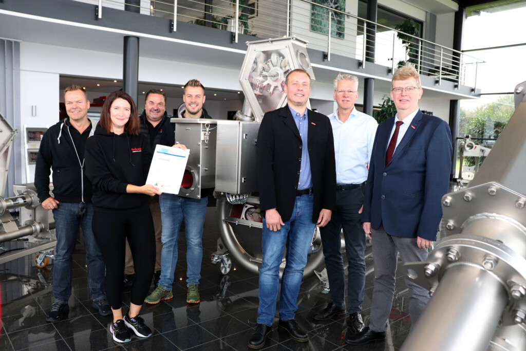 Die Schrage Rohrkettensystem GmbH Conveying Systems in Friedeburg bekommt eine Urkunde für den bestandenen Nachhaltigkeitscheck.