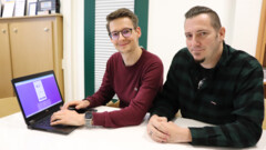 Sven Glowalla (l.) führt Betriebsberater Daniel Bigl (r.) das Unternehmenswiki vor. 