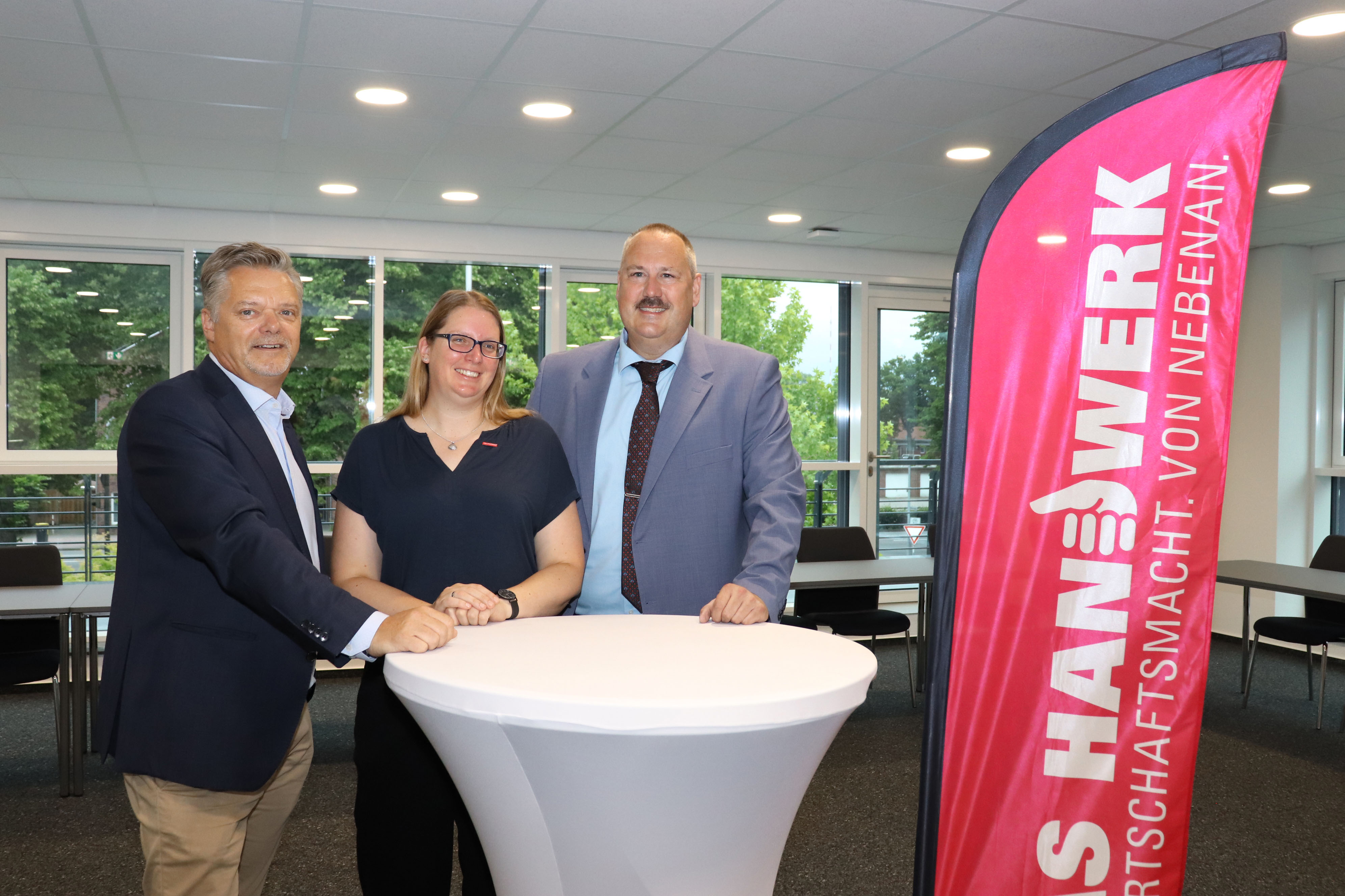 Svea Janssen (Mitte), Frank Happe vom Wirtschaftsförderkreis (l.) und Holger Eschen von der Kreishandwerkerschaft.