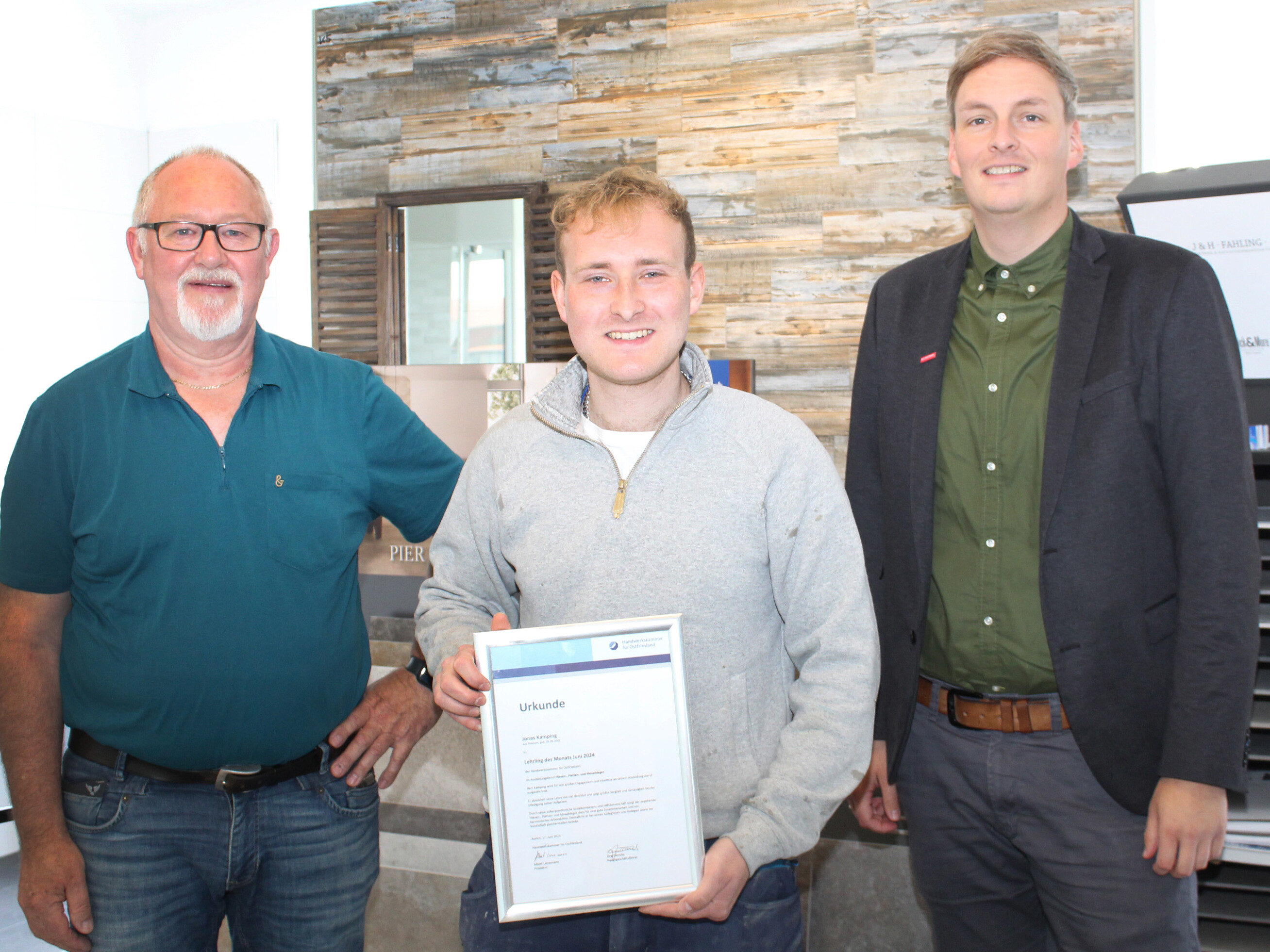 Ausbildungsberater Jörg Harms (r.) besuchte Jonas Kamping (Mitte) und Heinz Wattjes (l.) und gratulierte den beiden zur Auszeichnung als Lehrling des Monats.