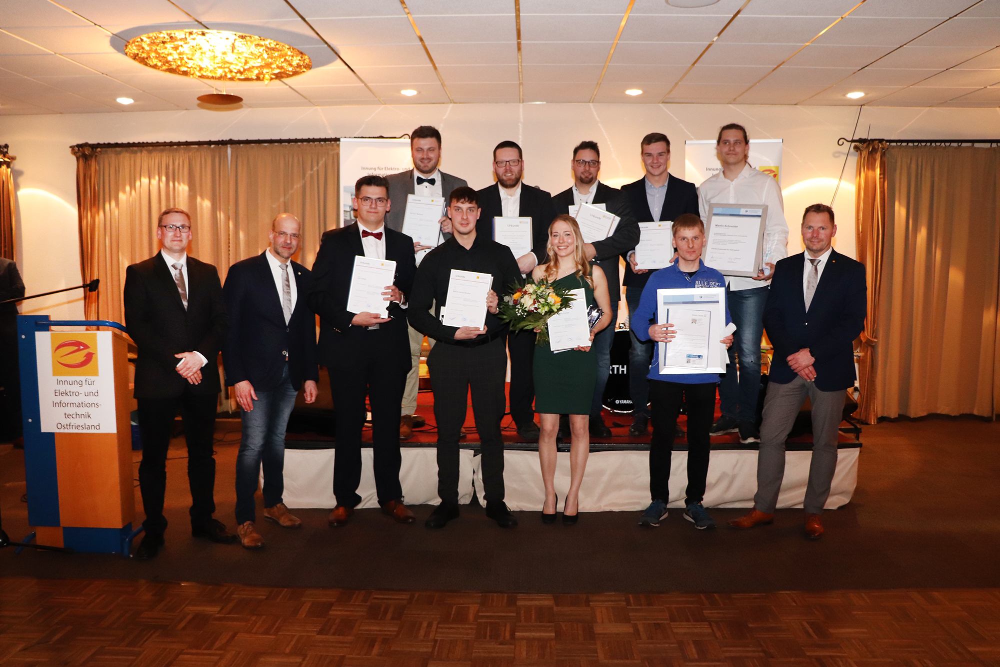 Neun der jungen Gesellinnen und Gesellen schlossen ihre Ausbildung als Jahrgangsbeste ab. Obermeister Klaus Freese (r.) und sein Stellvertreter Jens Boelen (2.v.l.) sowie Lehrlingswart Ralf de Vries (l.) gratulierten zu diesem besonderen Erfolg.