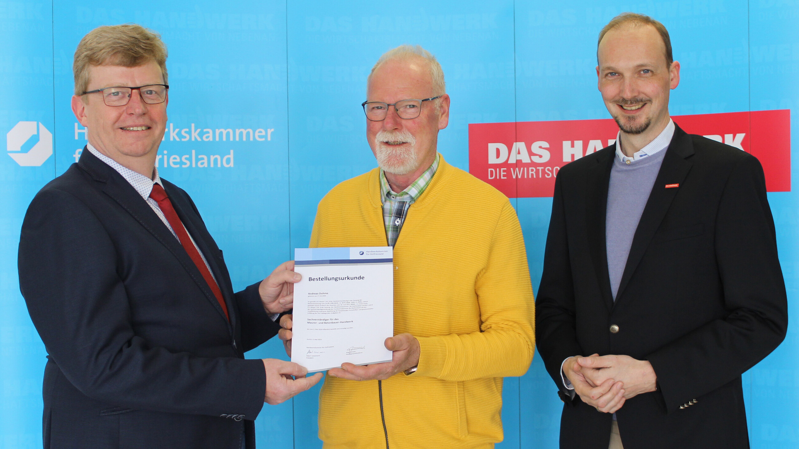 Präsident Albert Lienemann (l.) und der stellv. Hauptgeschäftsführer Dirk Bleeker (r.) gratulierten dem frisch vereidigten Andreas Duhme.