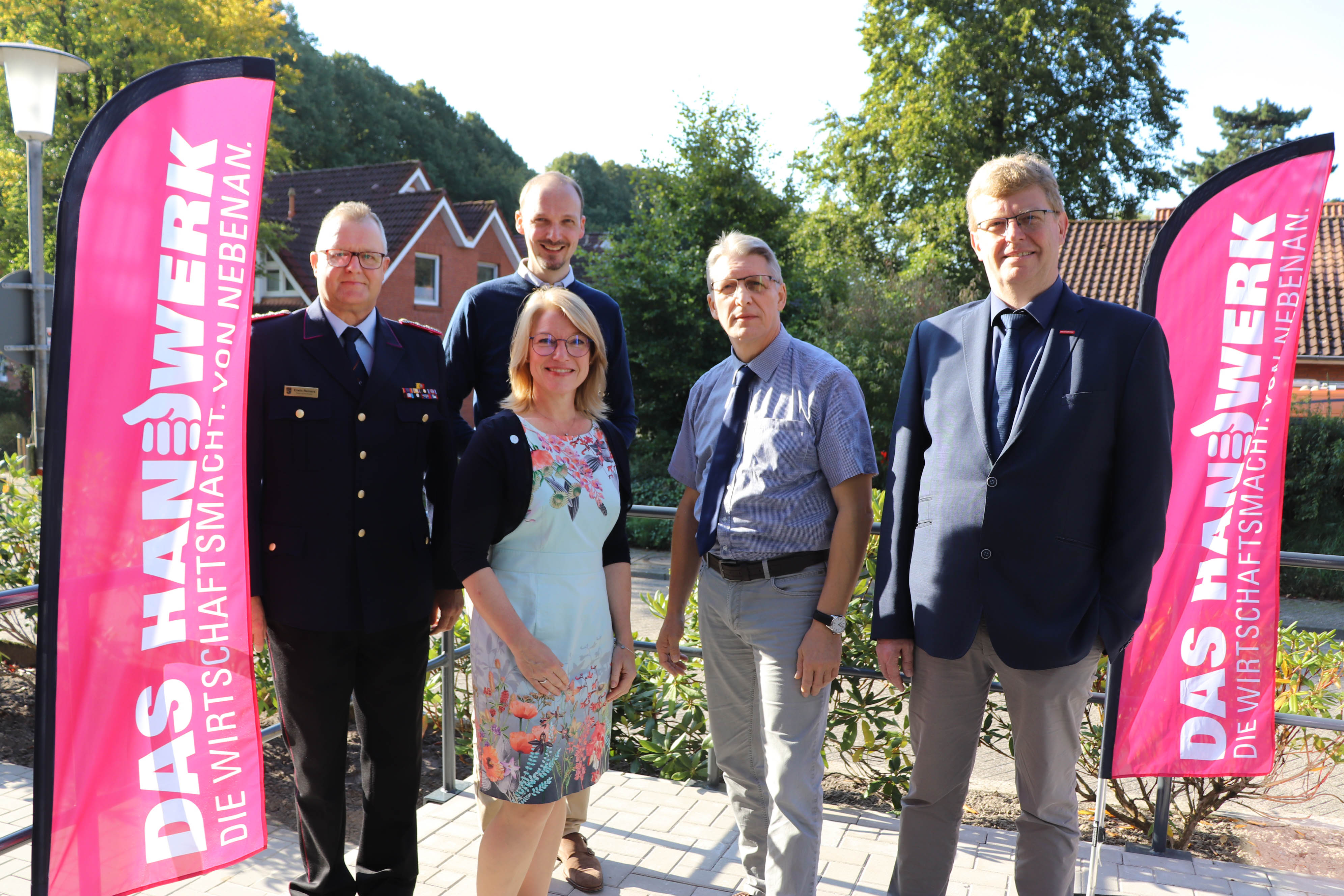 Regierungsbrandmeister Erwin Reiners (v.l.), stellv. Hauptgeschäftsführer Dirk Bleeker (hinten), Benehmensberaterin Ilona Kühnel, Hauptgeschäftsführer Jörg Frerichs und Präsident Albert Lienemann.