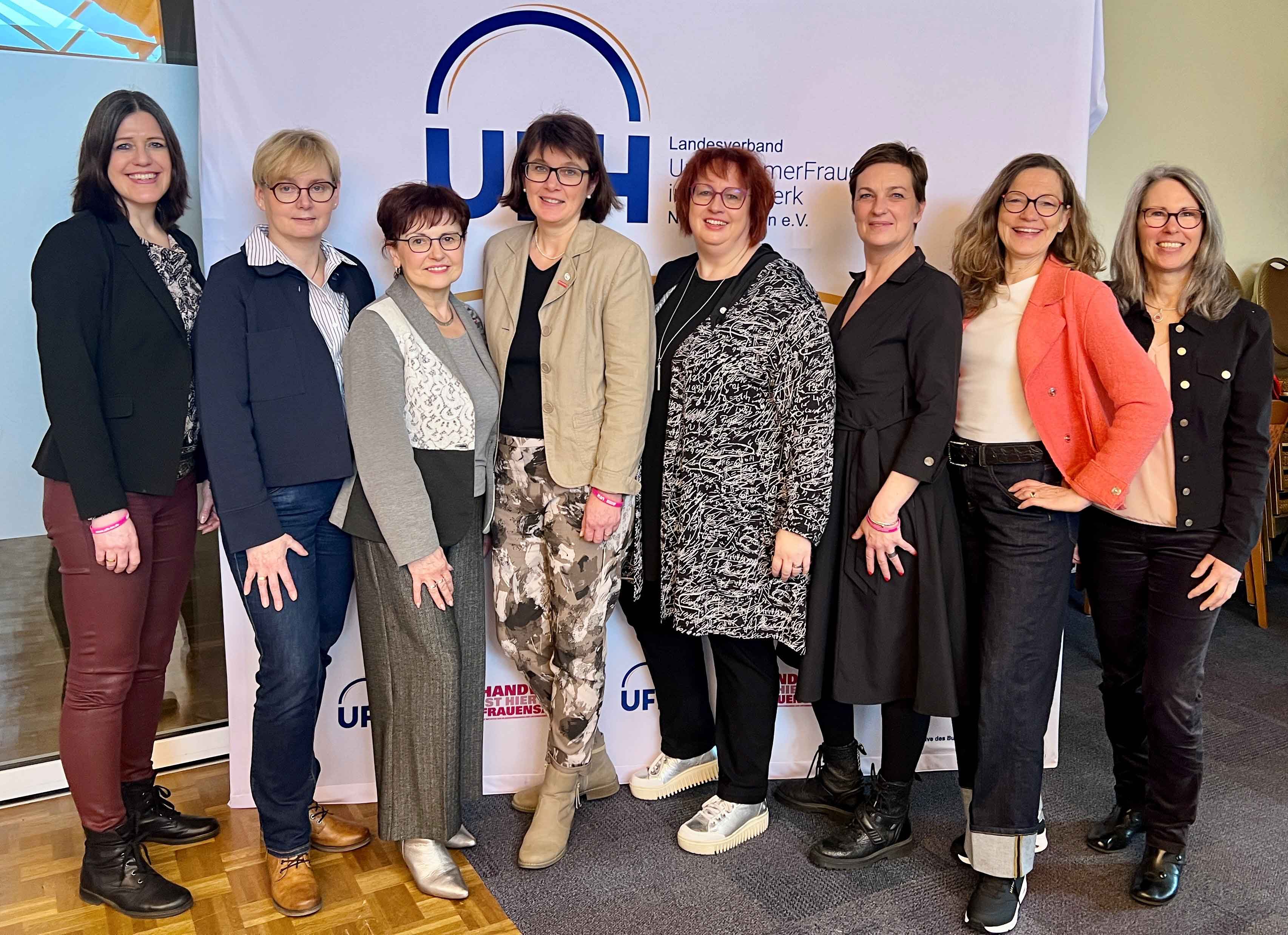 Der frisch gewählte Vorstand des Landesverbandes der UnternehmerFrauen (v.l.): Gabi Diedrich, Tina Lienemann, Marina Warnecke, Meike Lotze-Franke, Bettina Otte-Kotulla, Anke Freund, Dagmar Kopp und Iris Lehnert-Finke.