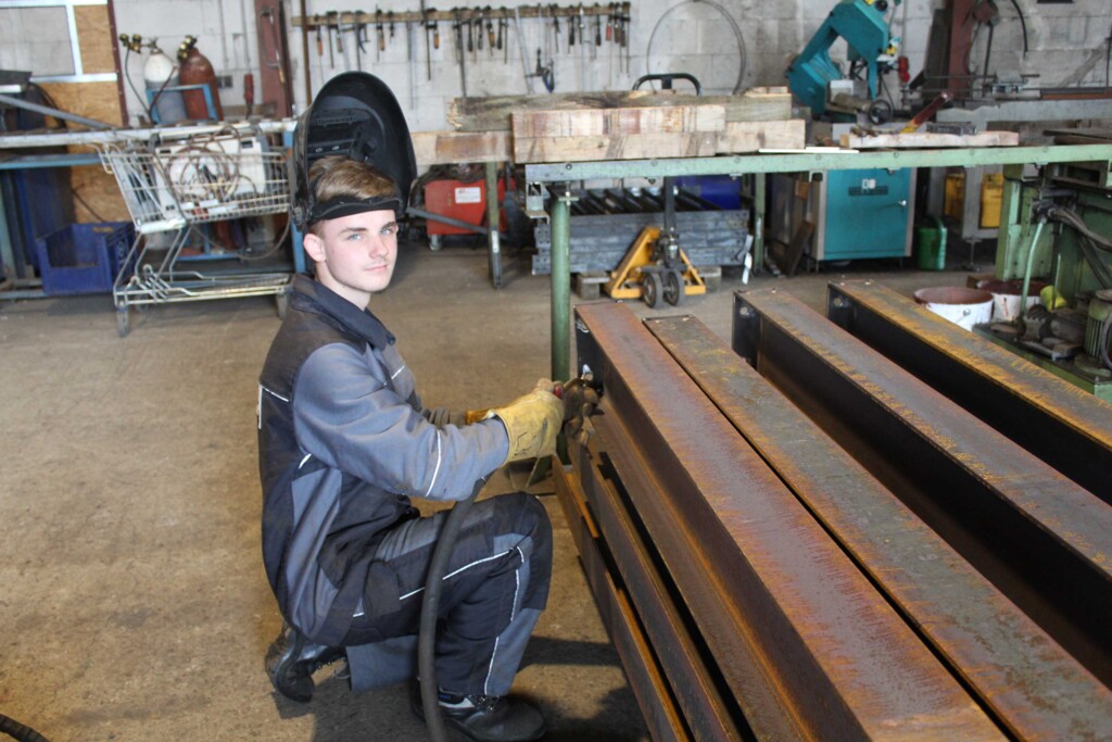 Der Lehrling des Monats Lukas Schwede an der Arbeit.