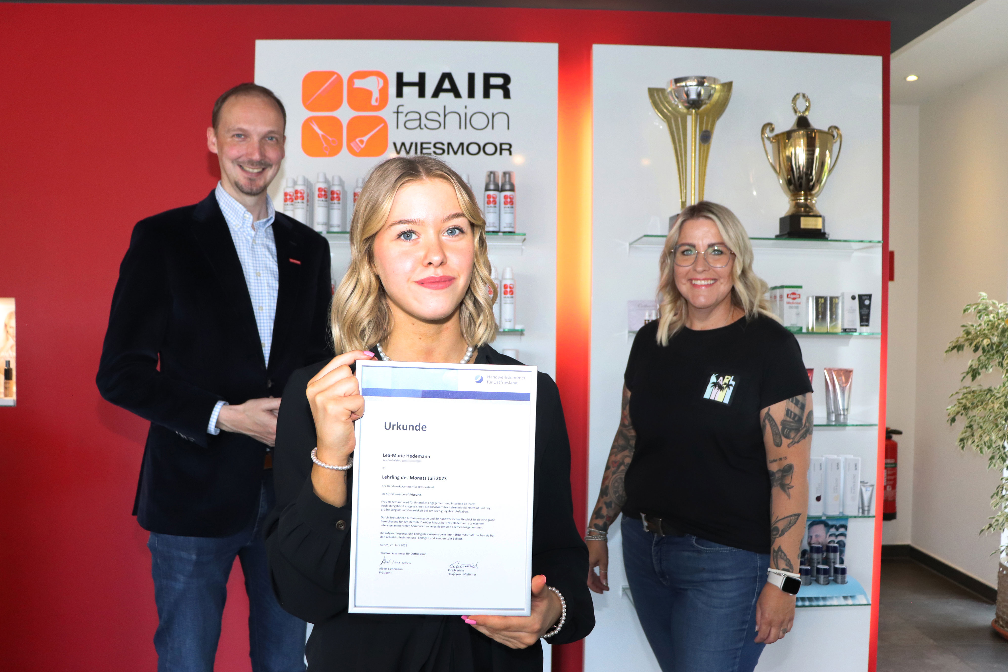 Dirk Bleeker (l.) gratulierte der angehenden Friseurin Lea-Marie Hedemann (Mitte) sowie ihrer Ausbilderin Imke Hennig (r.) zu den guten Ausbildungsleistungen.