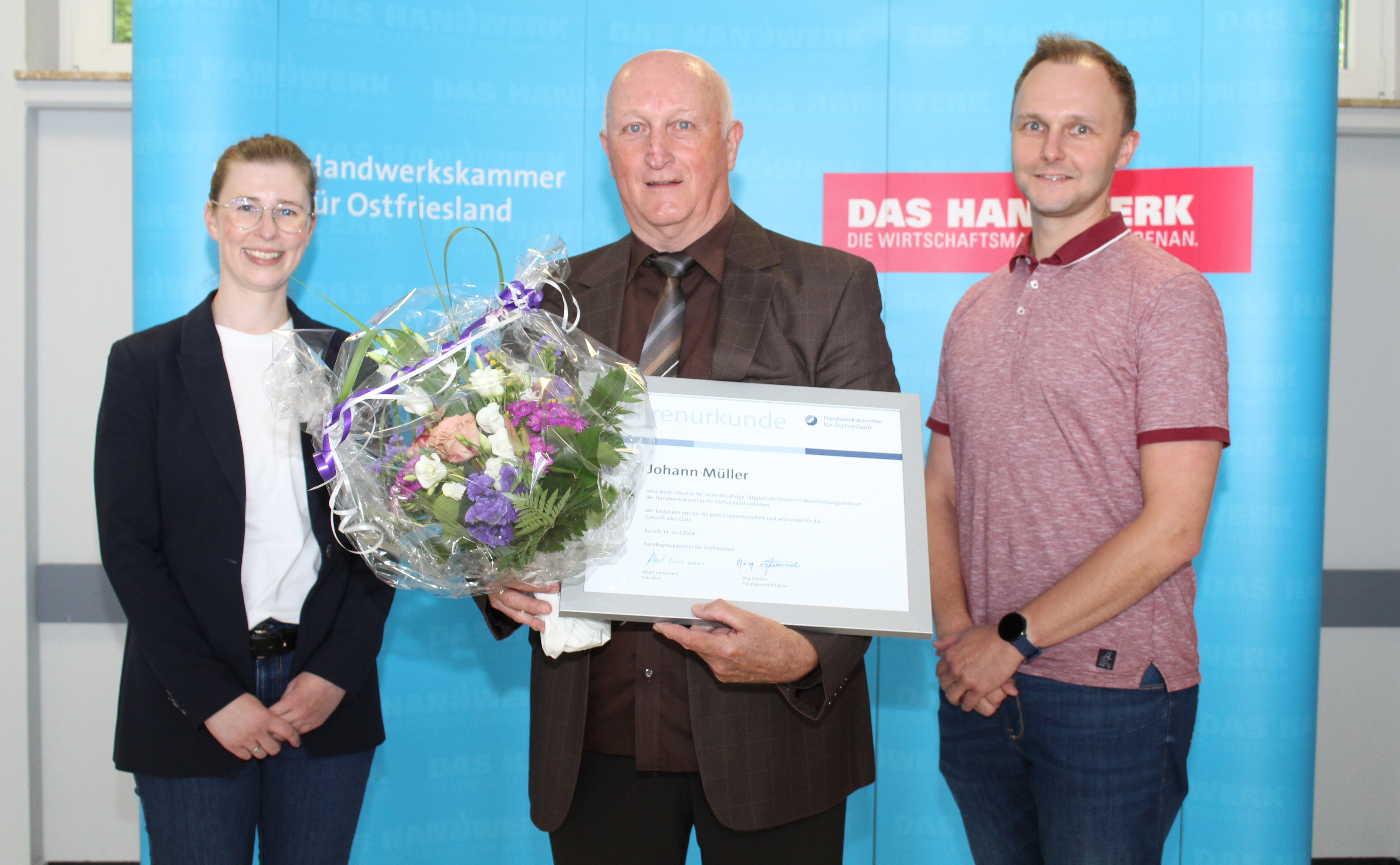 Ramona Ripken (l.) und Uwe Redenius (r.) gratulierten Jubilar Johann Müller (Mitte).