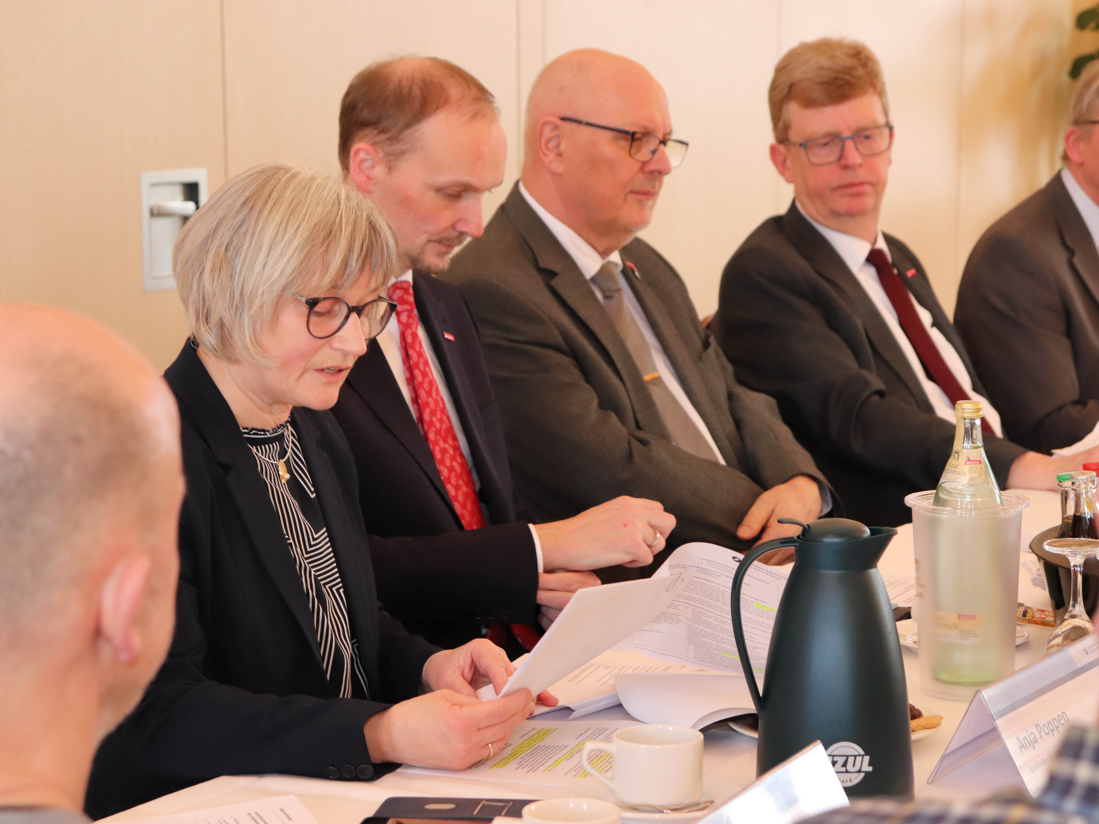 Oberstudiendirektorin Anja Poppen (l.) von der BBS II in Aurich leitete die Friedenswahl. 