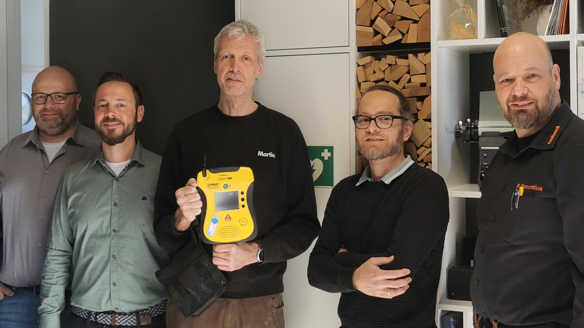 Handwerksbetriebe schaffen sich gemeinschaftlich ein medizinisches Schockgerät an.